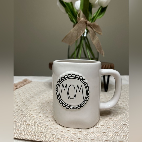 Rae Dunn MOM mug - Picture 1 of 3